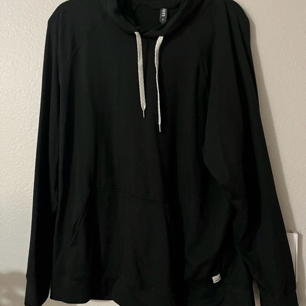 #32 Vuori Women's Black Hoodie